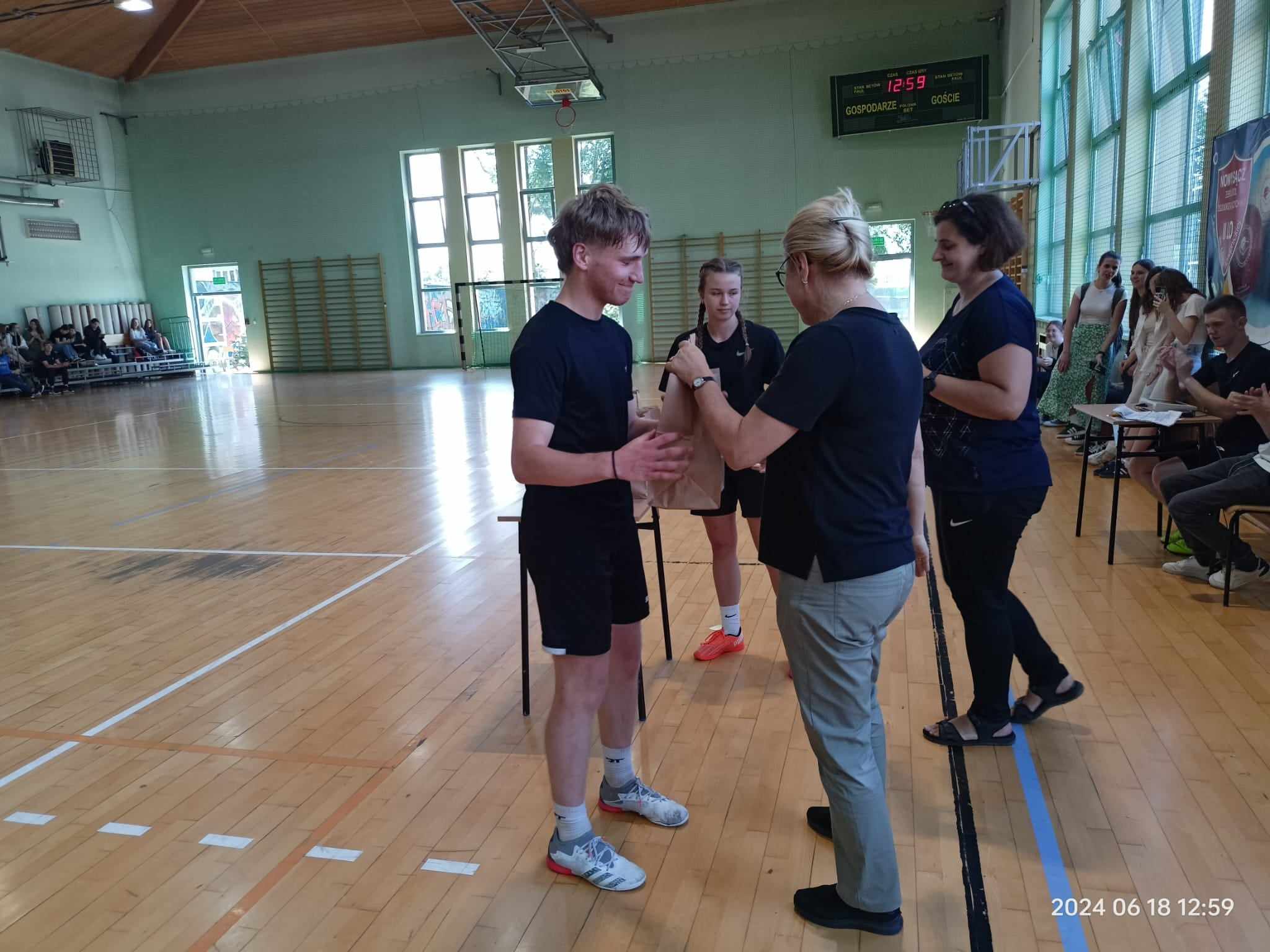 Zdjęcie Halowa 06-2024 2 (10)1331ad27-8250-4e43-a3e3-809f3b5b97d3.jpg w galerii II Turniej Piłki Nożnej Halowej o Puchar Przechodni II LO